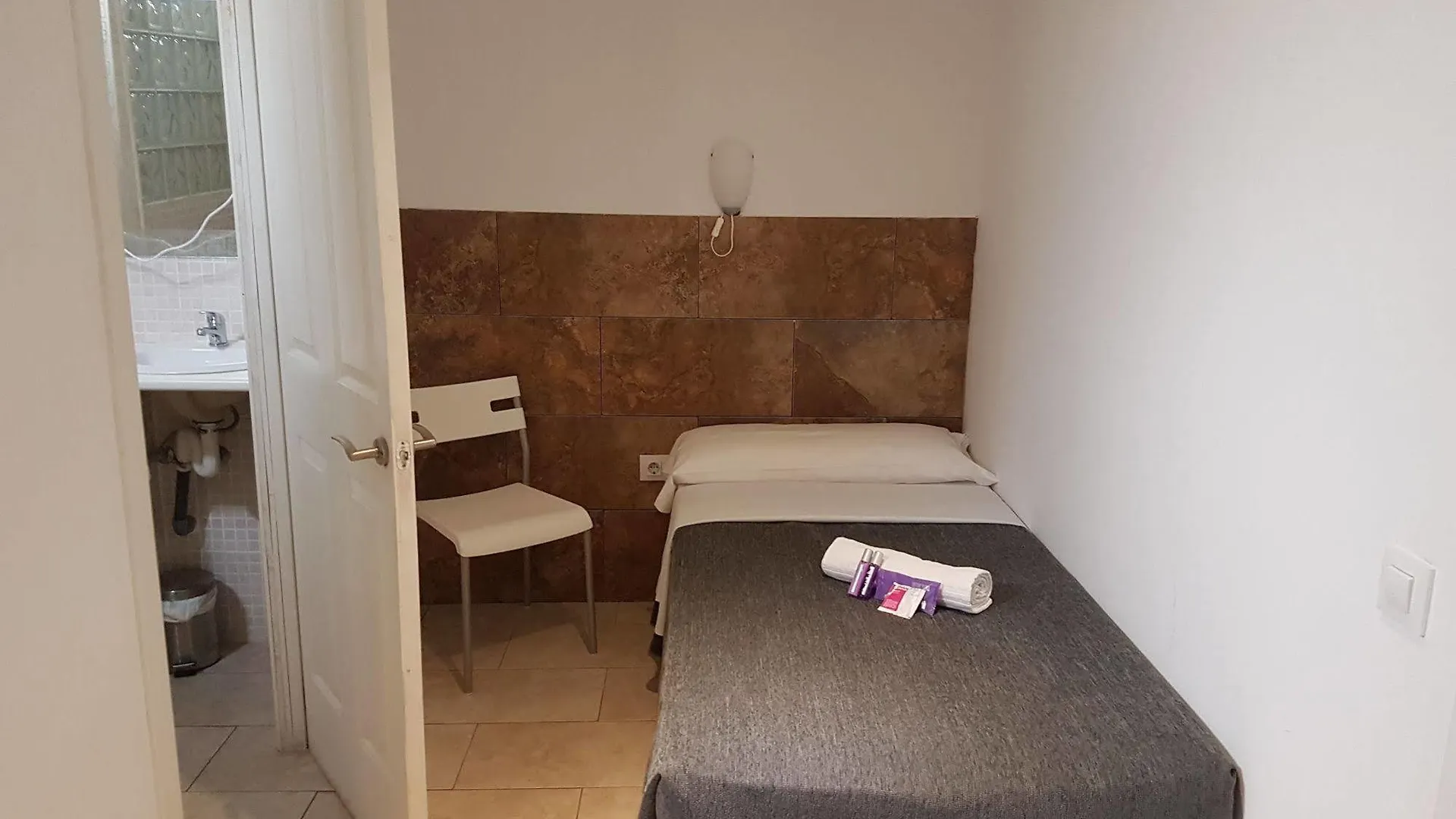 Hostal Martinval Barcelona 2*,  Spain